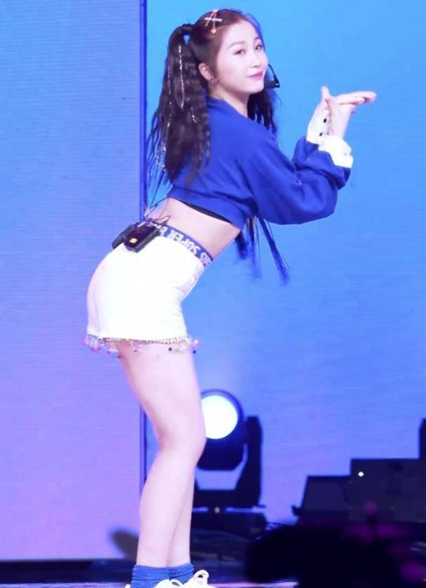 虞书欣跳舞太认真,不小心被电池硌到腰,看清后粉丝表示:肉疼!