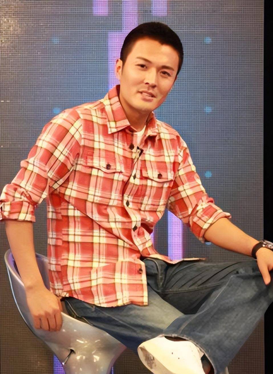 于小伟:和高圆圆恋爱,出道23年不火,娶平凡妻子也幸福_生活_事业_工作