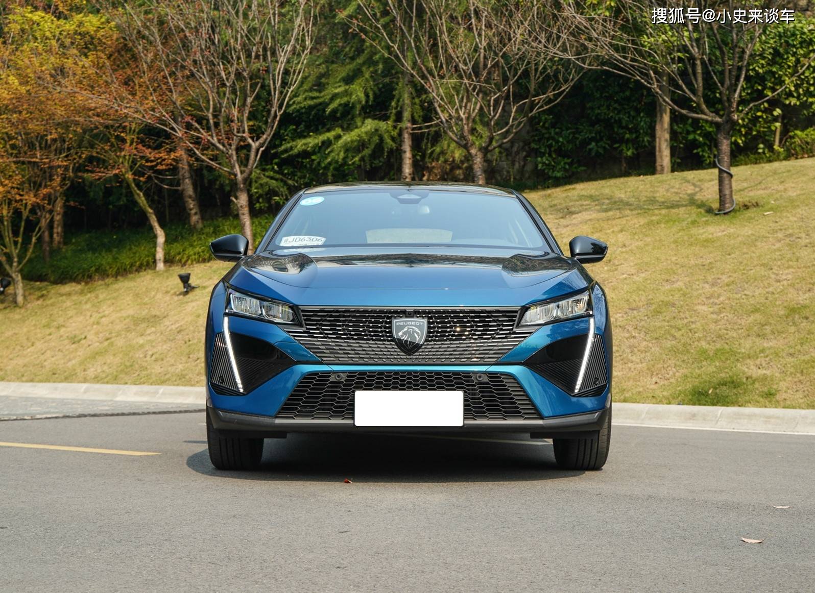 掀背轿跑车身,配3d裸眼仪表 飞机