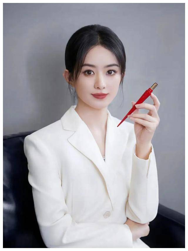 而赵丽颖的新发型和她在2023年的表现,无疑为这个时代注入了更多的