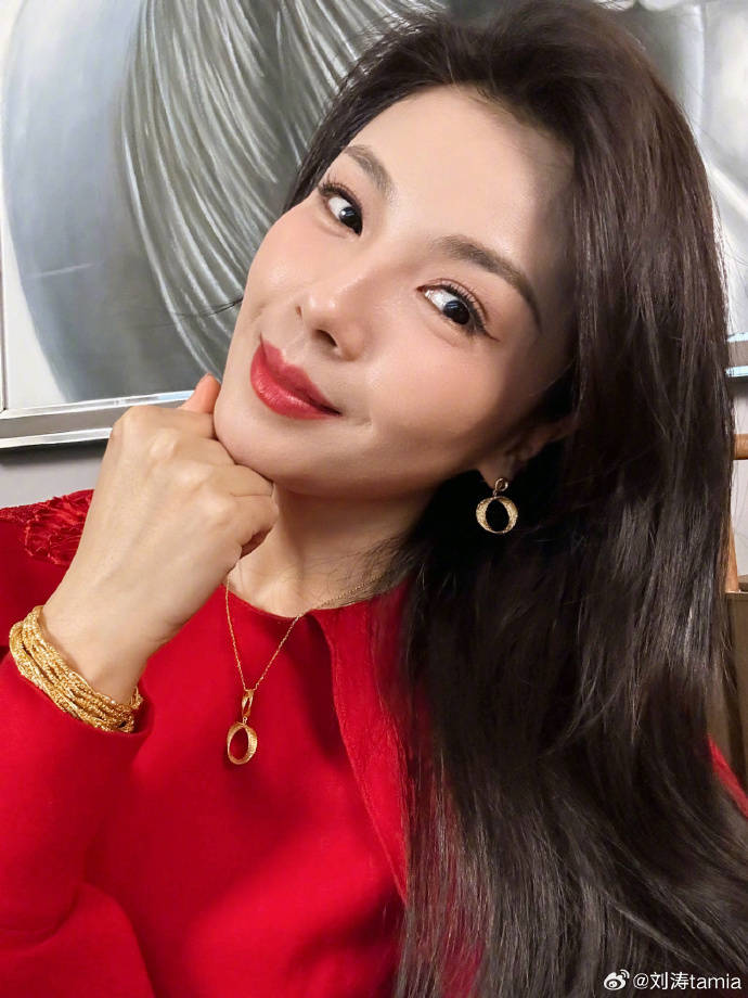刘涛分享自拍美照,肤白貌美惹人爱,披金戴银有贵妇范_年味_网友_显得