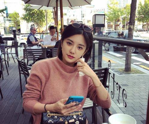 知名女主持现场失误,少穿一件衣服,张国立硬是60分钟没转头!