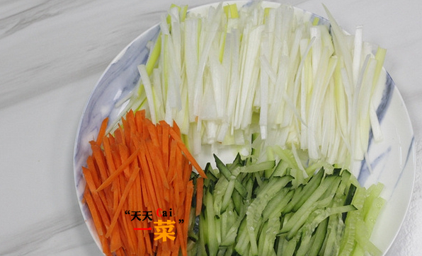 春节饭桌上最抢手的一道菜,每次做都被吃精光,待客绝佳菜_肉丝_甜面酱