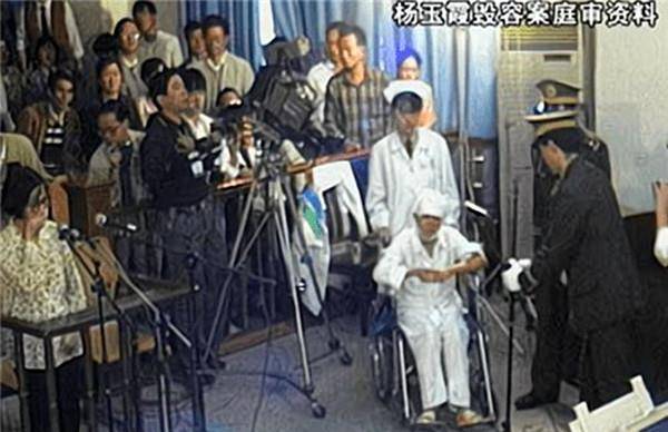 为了报复情夫,女子弄来硫酸,将情夫妻子和女儿毁容_杨玉霞_徐国初