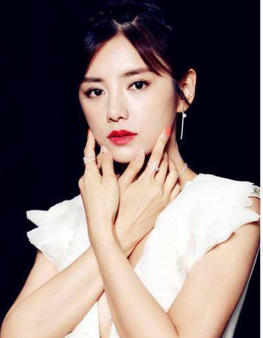 知名女主持现场失误,少穿一件衣服,张国立硬是60分钟没转头!