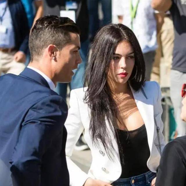 复古造型显著,c罗的伴侣乔治娜展示成长与内心转变_生活_魅力_发展