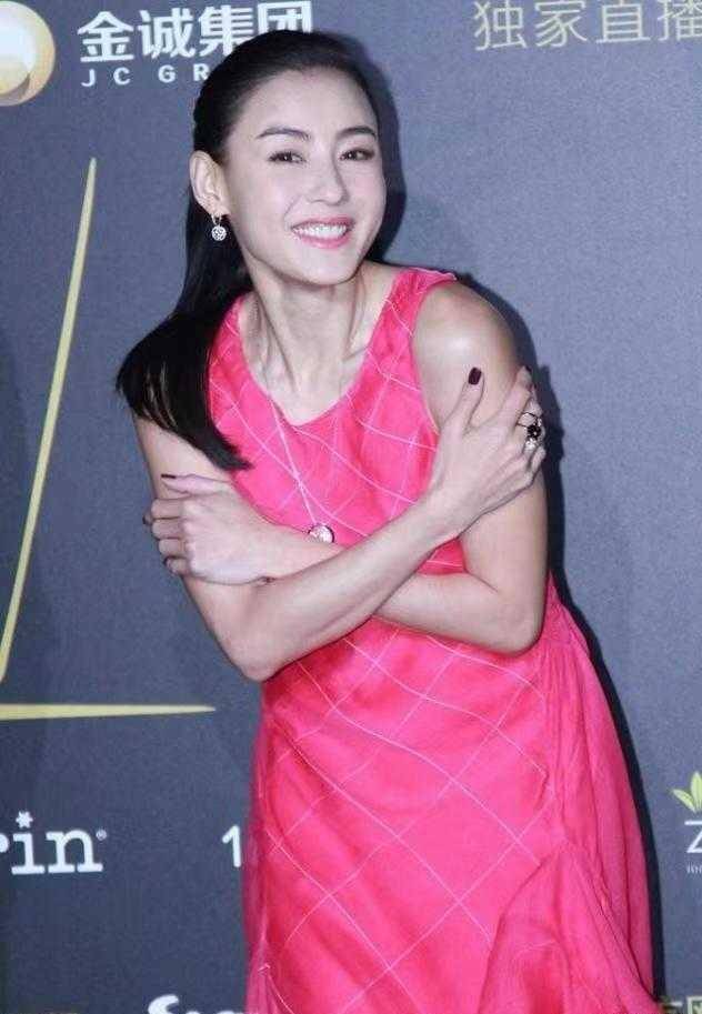 张柏芝3胎了还有"傲人身材",一袭玫红色连衣裙亮相,气质绝了_感觉_版