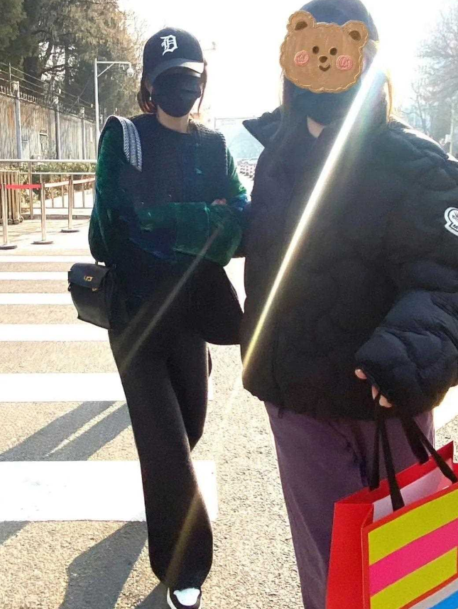 刘恺威带娃惹争议,未给爱女戴口罩被批,李晓峰替杨幂陪糯米过年_女儿
