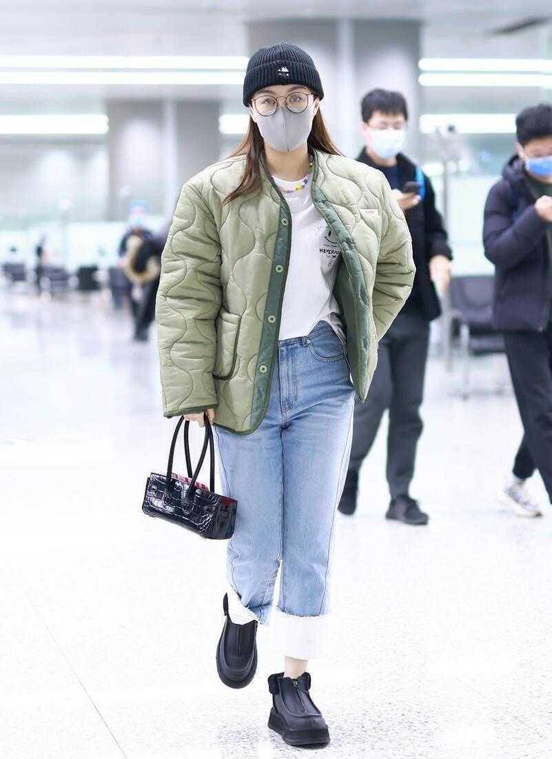 李菲儿机场穿搭翻车,穿绿色棉衣配9分牛仔裤,显胖10斤