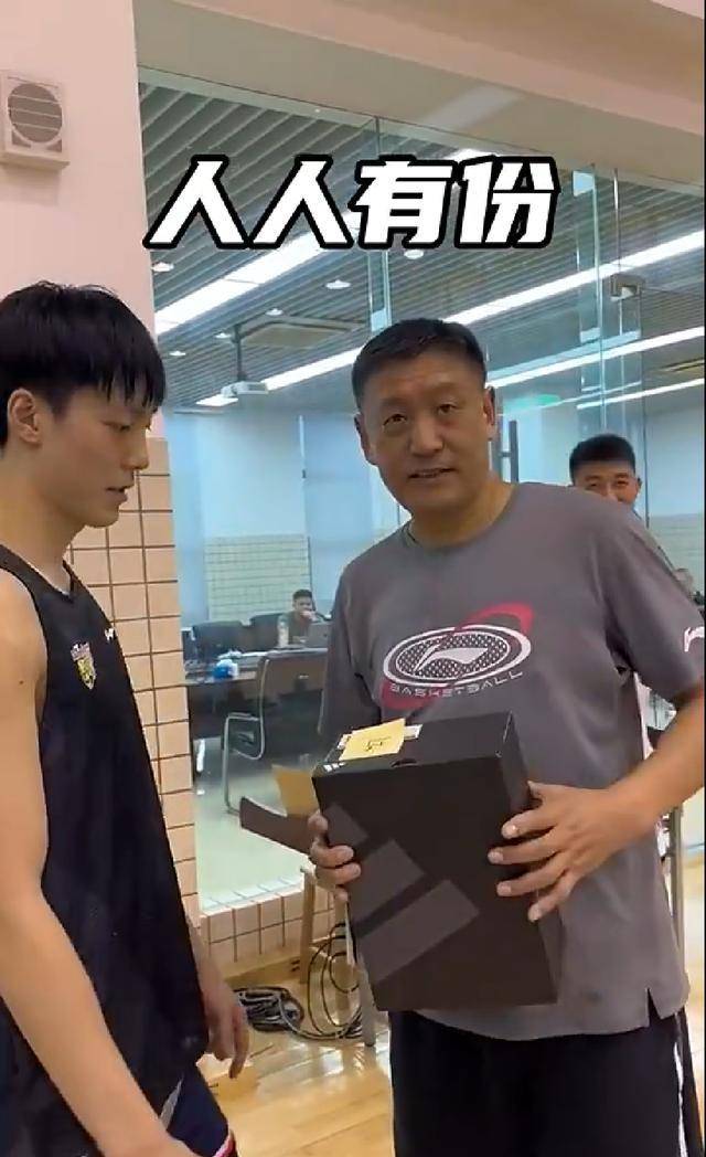 胡明轩送广东队每人一双球鞋,杜锋拷问心碎:教练的球鞋呢!