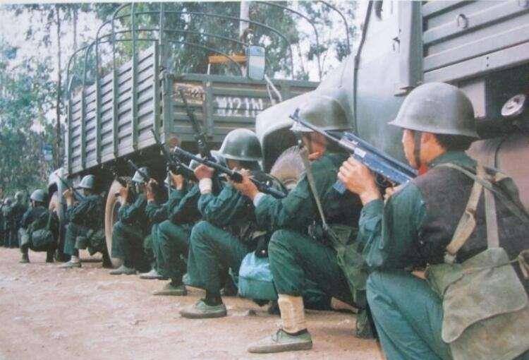 刘进荣:越战时的神枪手,一人对阵70多名军警,身中40多枪而亡_东方县