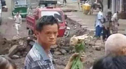 四川农民撞脸马云,被经纪公司发掘成网红,如今却在山上挖蘑菇_生活