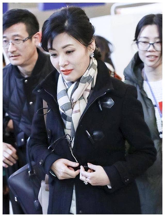 周涛从春晚主持到董事长,与董卿走上迥异之路_生活