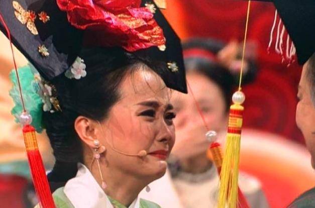 组在半当中让"老佛爷"出现时,不知情的"晴儿"王艳一下就被感动到了