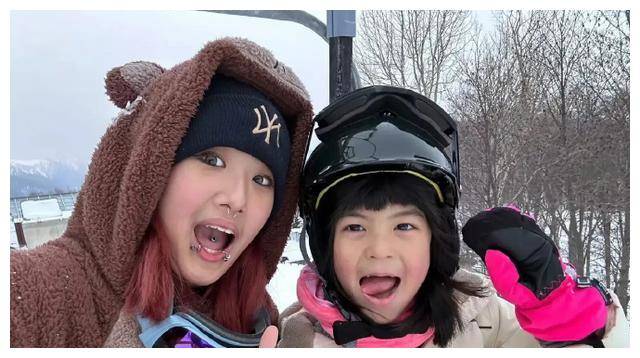 贾静雯大女儿和妹妹游玩,鼻环唇环凸显个性!