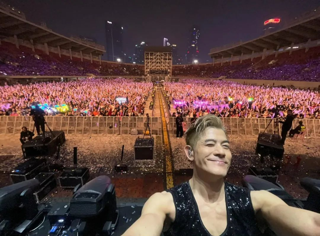 郭富城用他的活力和热情证明了这一点.03 被唱歌