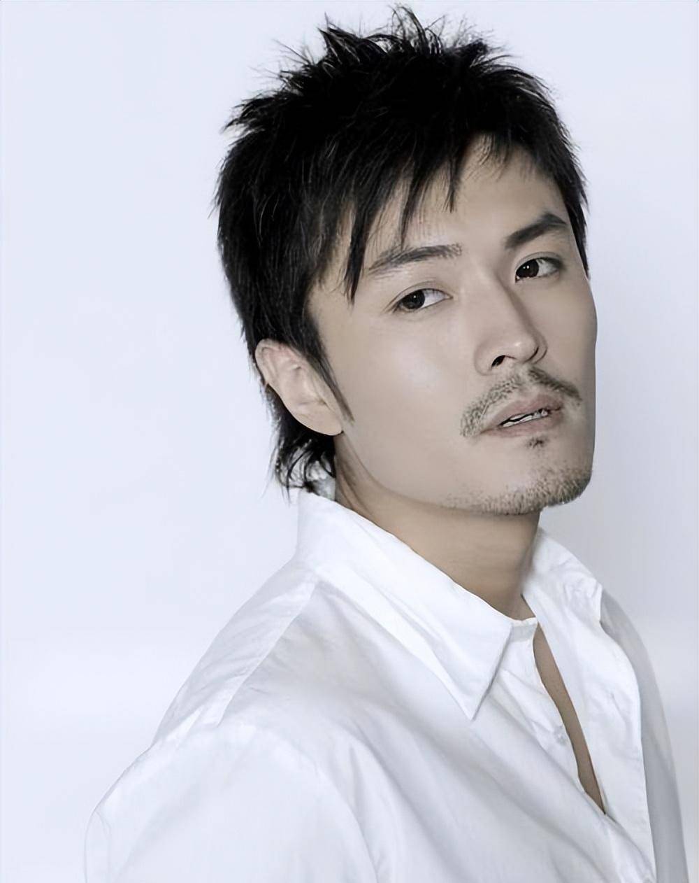 于小伟:和高圆圆恋爱,出道23年不火,娶平凡妻子也幸福_生活_事业_工作