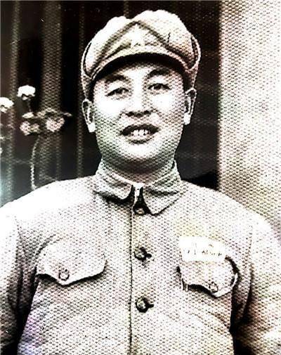 1915年尹先炳生于湖北汉川,参加红军时只有15岁,他没上过什么学,却能