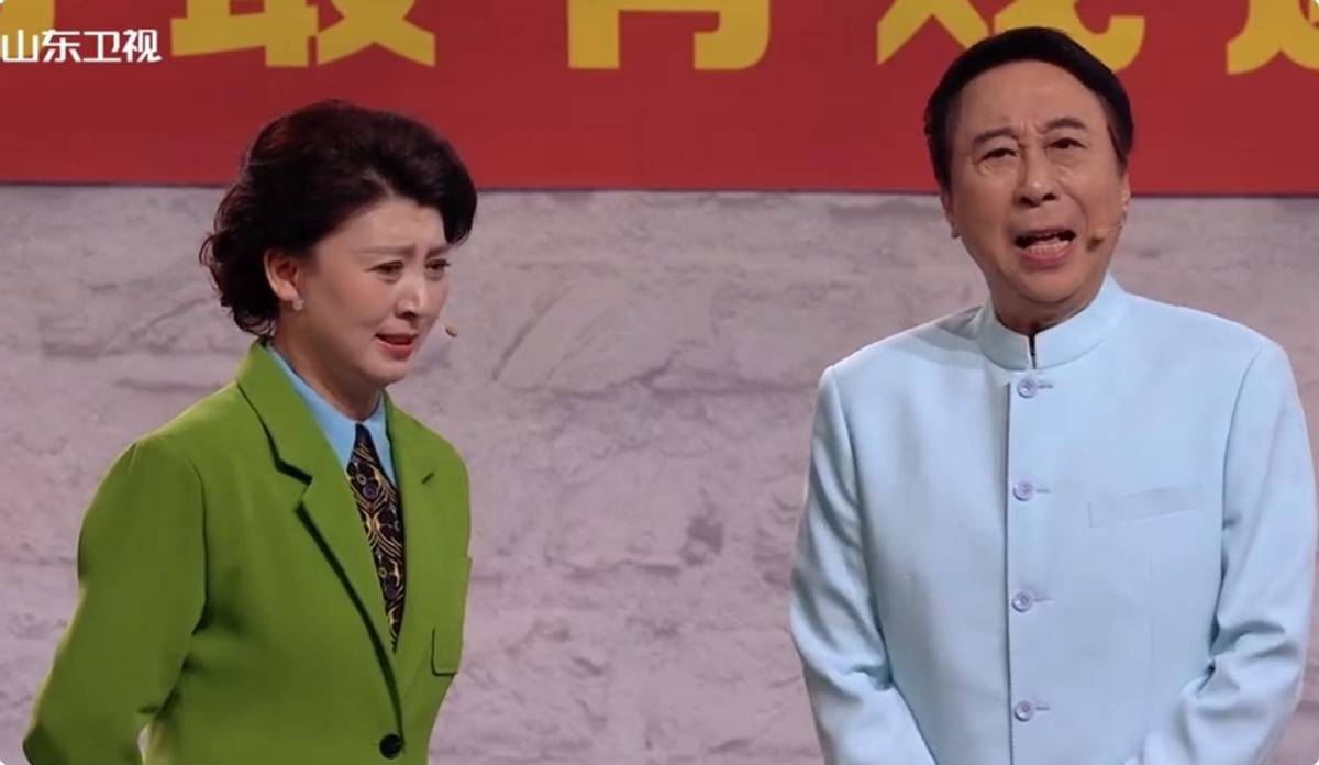 首先就是闫学晶和冯巩的合作,观众在央视春晚看了那么多经典的春晚