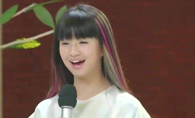 在节目《天天向上》中,主持人汪涵问及其年龄,小彩旗的回答却出乎