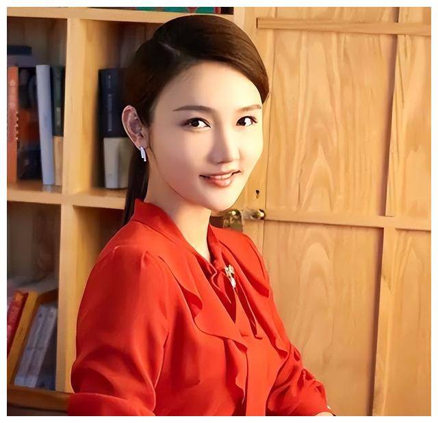 央视主播龙洋:湖南出身的著名主持人,男友迷失雾中,逐渐消失_爱情