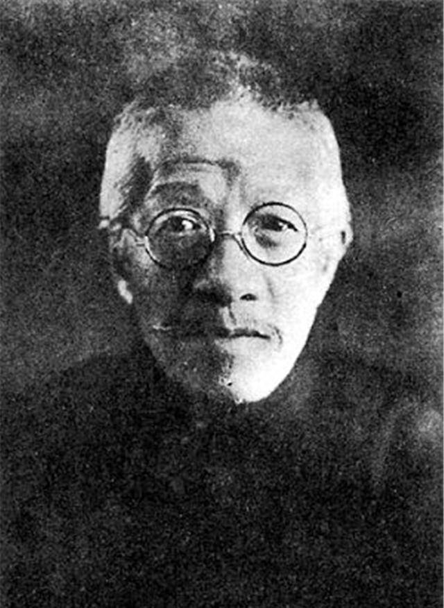 便是革命之火的燃起,他解辫发以明志,与康有为,梁启超等立宪派开始了