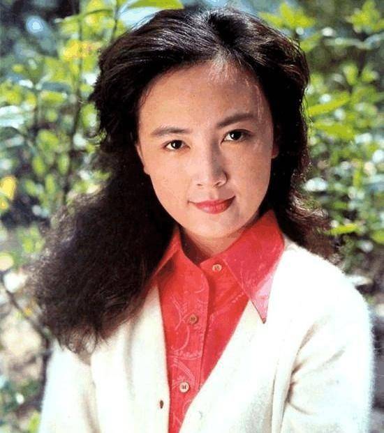 赵静28岁上大学,出道就演女主角,红时为爱隐退,嫁军官幸福至今_影戏