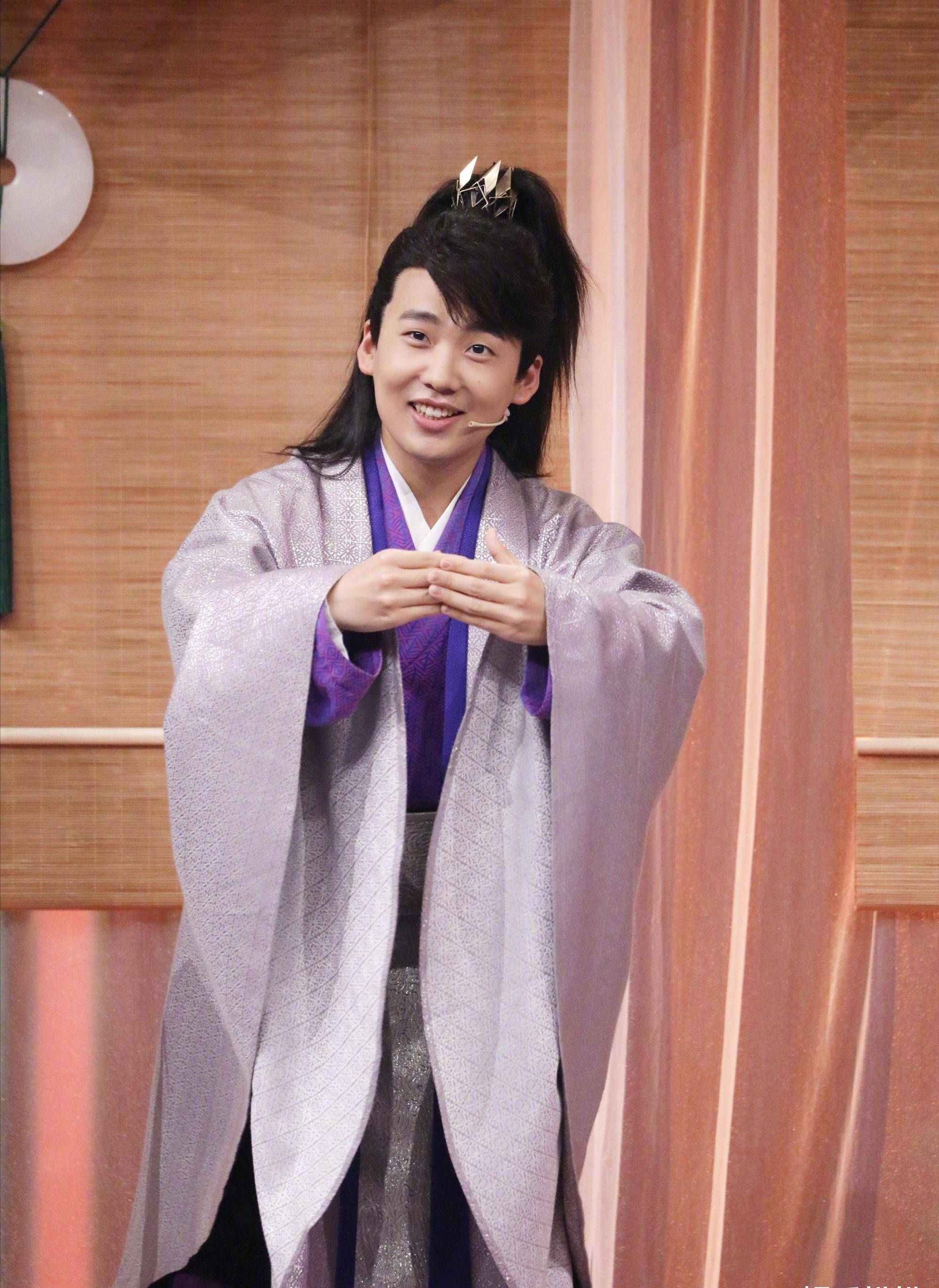 近日在节目中,郭麒麟和范丞丞和《青春有你2》的选手们视频,在成团之