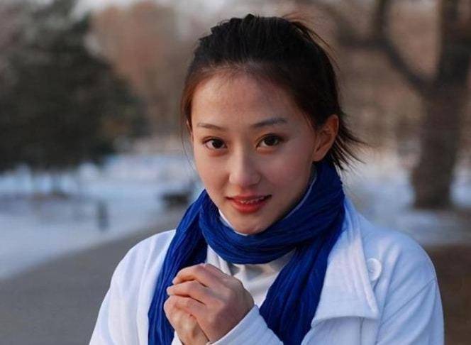 她是赵本山干女儿,当红时与干爹传出绯闻,33岁成为路人却很幸福_孟真