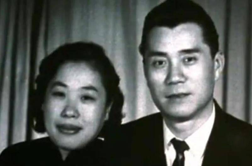 上海解放就在眼前,最终她还是决定冒险偷渡到香港去找房道龙,等安顿好