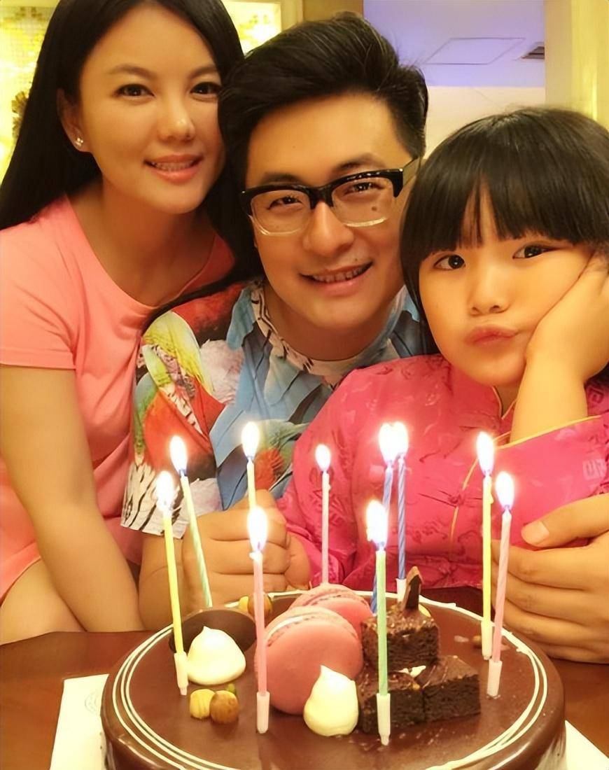 李湘炫耀家中鲜花,意外暴露男人胳膊,看着不像是王岳伦的!