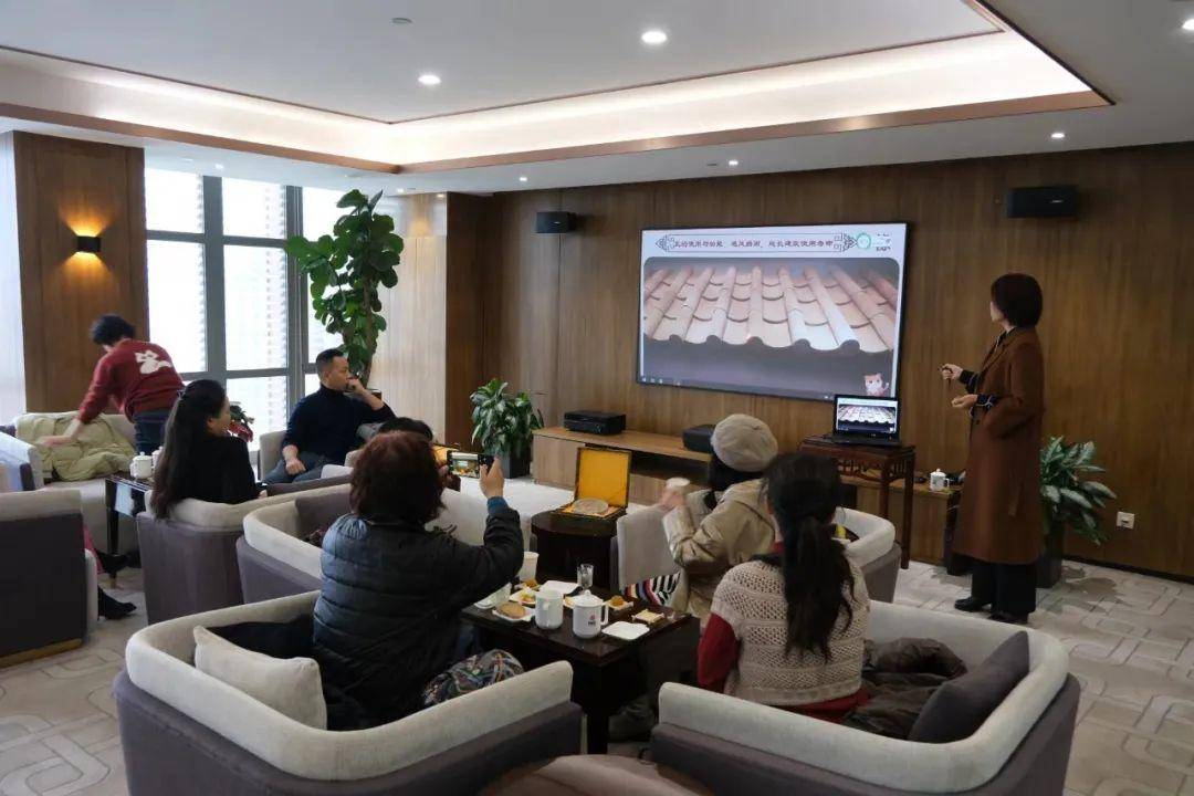 活动开始后,博物馆常务馆长张小萍为到场的vip客户做了"瓦当-屋檐上