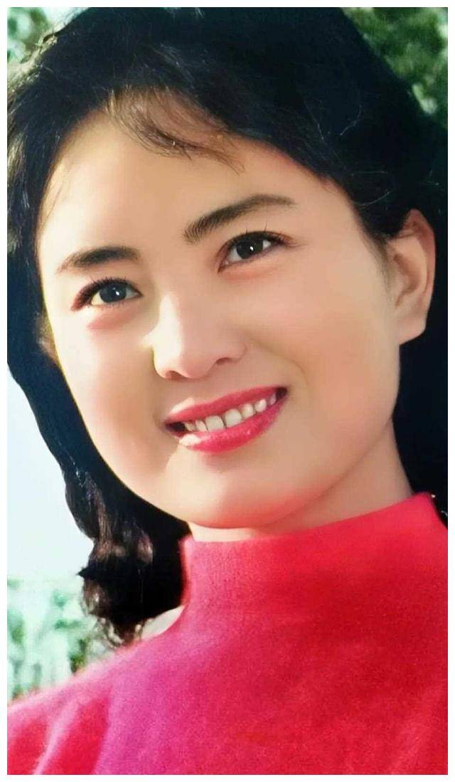 她的大眼睛,满月脸和迷人笑容让她成为那个年代的宠儿.