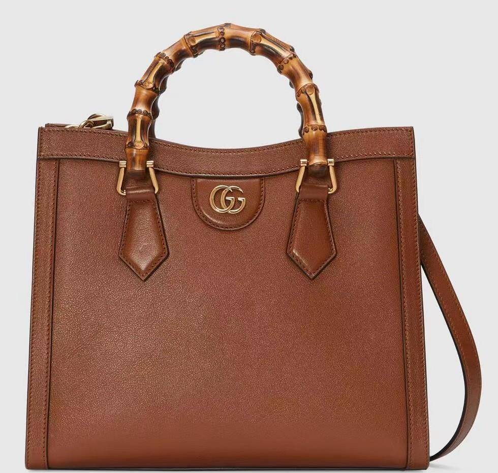 不管是包型和上面的菱形格纹,多多少少跟第一款的香奈儿有些相似之处