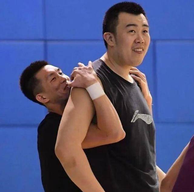 郭艾伦深夜发文引关注!与韩德君仅六字交流,背后故事!