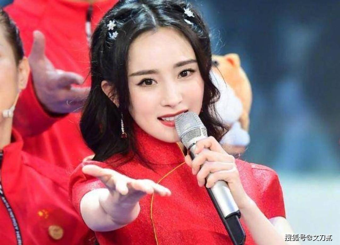 另一位现身央视春晚第四次联排的85花杨幂则曾在2021年首次登上春晚