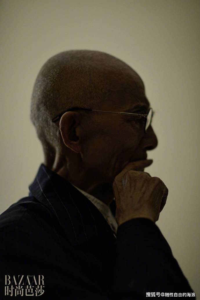 90岁老艺术家游本昌荣登《时尚芭莎》三月刊,展现爷叔腔调与出色的