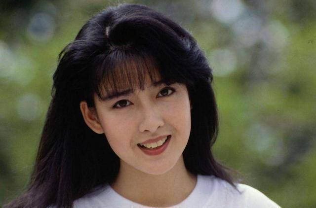 在《乌金血剑》中周慧敏饰演了活泼开朗的唐剑儿,观众们看到这个角色