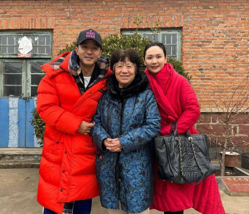 这几日,演员郭晓东在社交平台分享出他回家的照片,他和妻子程莉莎还有