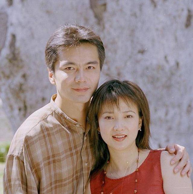 被大23岁刘威分手,杨若兮患郁2年,"小3上位"顶舆论嫁知名导演_张国立