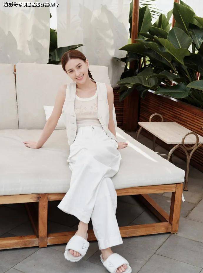 赌王女儿何超莲晒豪宅内景!为何她个子娇小却看起来非常高挑呢?