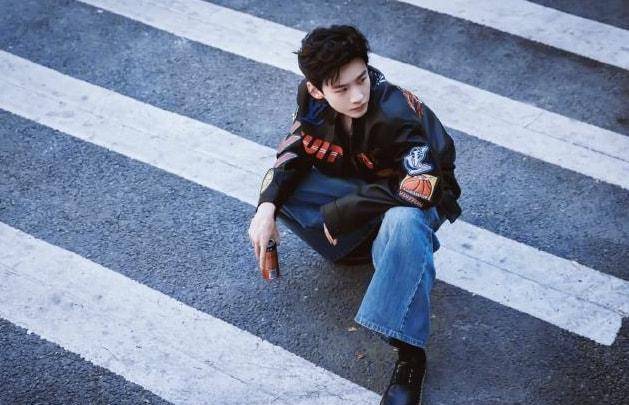 白敬亭晒自拍照,谁注意他的"手机壳"?