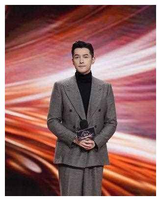 胡歌与妻子携手逛街,身高差超萌,网友感叹:平凡的幸福!