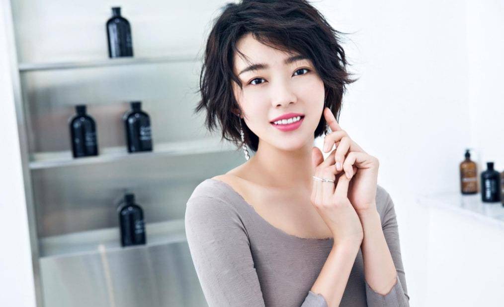 她是赵本山干女儿,当红时与干爹传出绯闻,33岁成为路人却很幸福_孟真