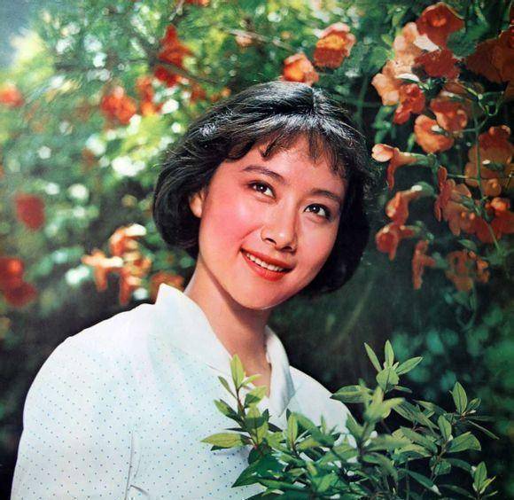 黄梅莹演过很多战争题材的电影,这些电影估计年轻人都没怎么看过,但