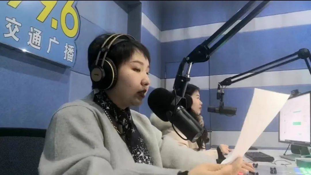 信阳广播电视台交通广播主持人王婷在接到求助信息后,第一时间联系