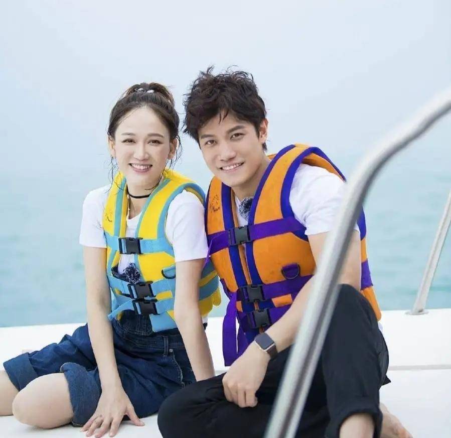 陈乔恩带男友与舒淇等闺蜜聚会,两人甜蜜贴脸合影,真