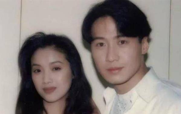 现在的吴倩莲已经五十一岁,头发也有些发白,穿着朴素打扮的也让人认