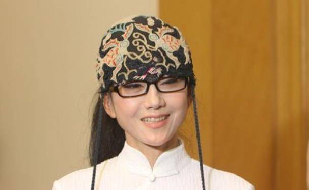 杨丽萍3000万月亮宫被封,外表再华丽,也遮掩不住内部的"肮脏"_洱海