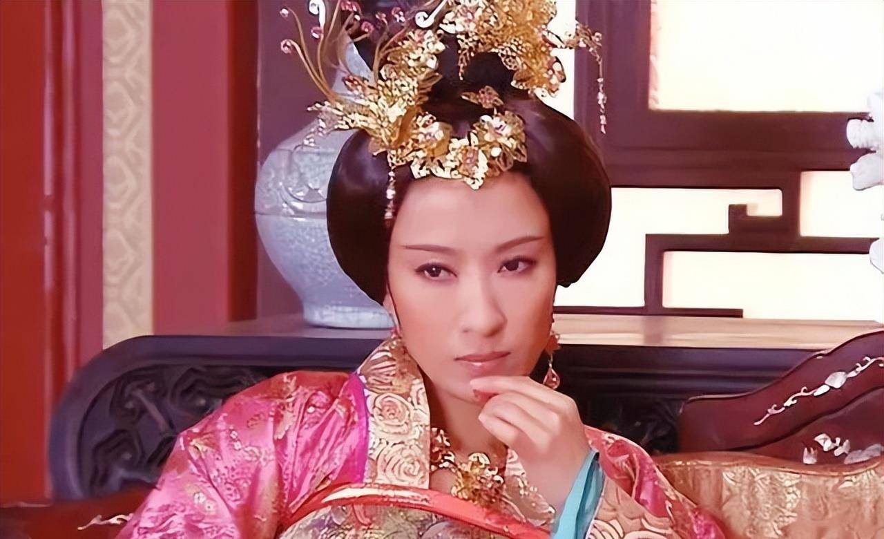 明宪宗本想兑现承诺,让万贞儿做皇后,但众大臣及两宫太后均不同意